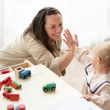 tutor is observing kid in Learning disability evaluation session