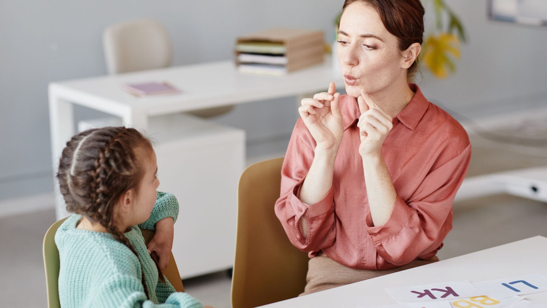 Teacher using Lindamood-Bell techniques to support a child with dyslexia, showcasing how the program helps with dyslexia.